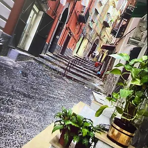 Casa Mari' Centro Storico Vicino Caracciolo Appartamento